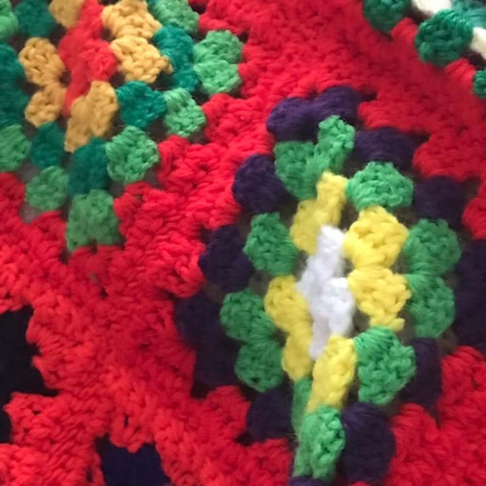 COLORFUL RED GRANNY SQUARES CROCHETED LAP BLANKET AFGHAN THROW (NEW) 38x30